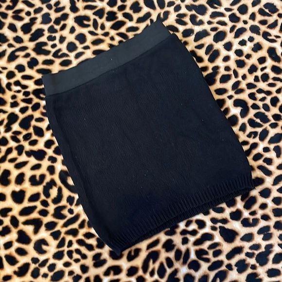 •MUDD•BLACK MINI SKIRT IN SWEATER MATERIAL SIZE XS ELASTIC WAISTBAND - Picture 2 of 3